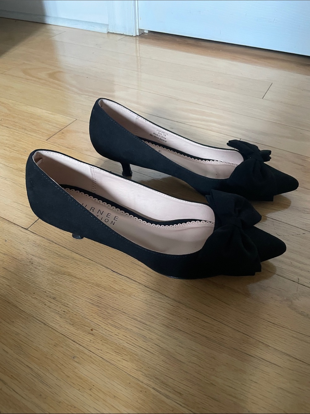 Journee Collection Black Bow Pointed Kitten Heel Pumps 7-1/2